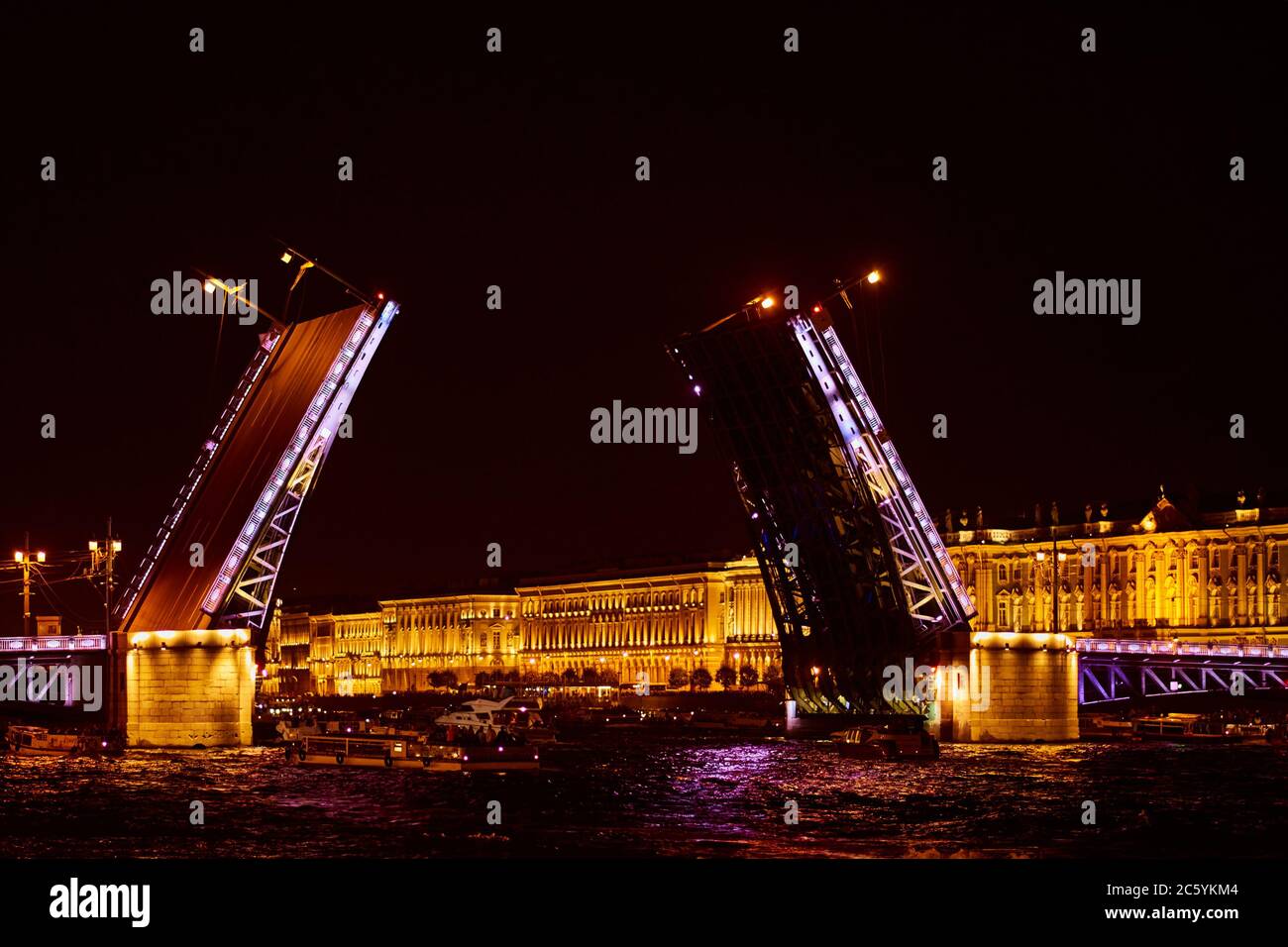 Ponte aperto sul fiume in città sera. Ponte levatoio a San Pietroburgo con luci notturne Foto Stock
