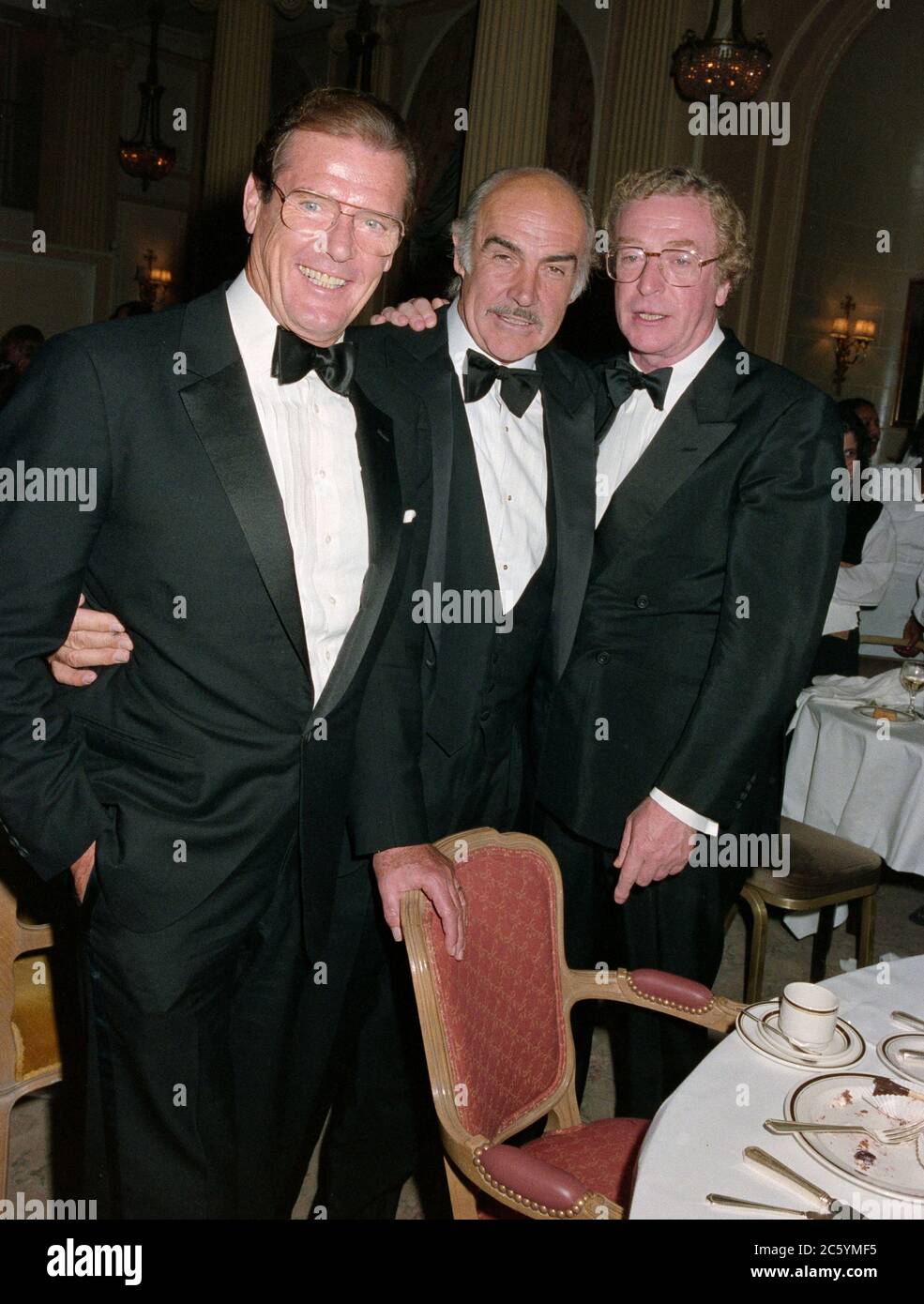 ARCHIVIO: CANNES, FRANCIA. C. Maggio 1991: Roger Moore, Sean Connery e Michael Caine al Festival del Cinema di Cannes. Foto del file © Paul Smith/Caratteristiche Foto Stock