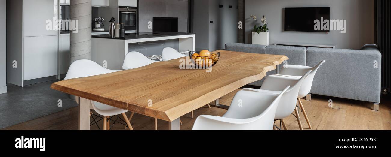 Interni industriali con tavolo da pranzo in legno lungo, panorama Foto Stock