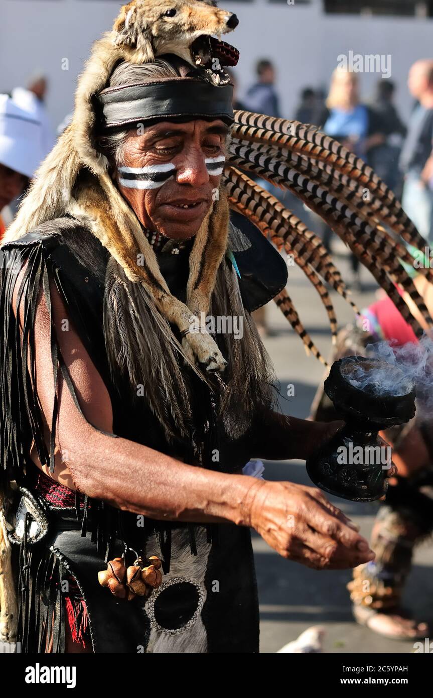 MESSICO, MESSICO – 1 DICEMBRE: Danza tradizionale azteca, sciamano nella capitale del Messico il 1 dicembre 2017 Foto Stock