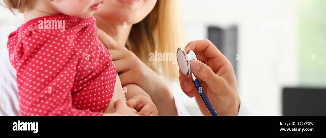 Bambino con uno stetoscopio al medico la reception Foto Stock