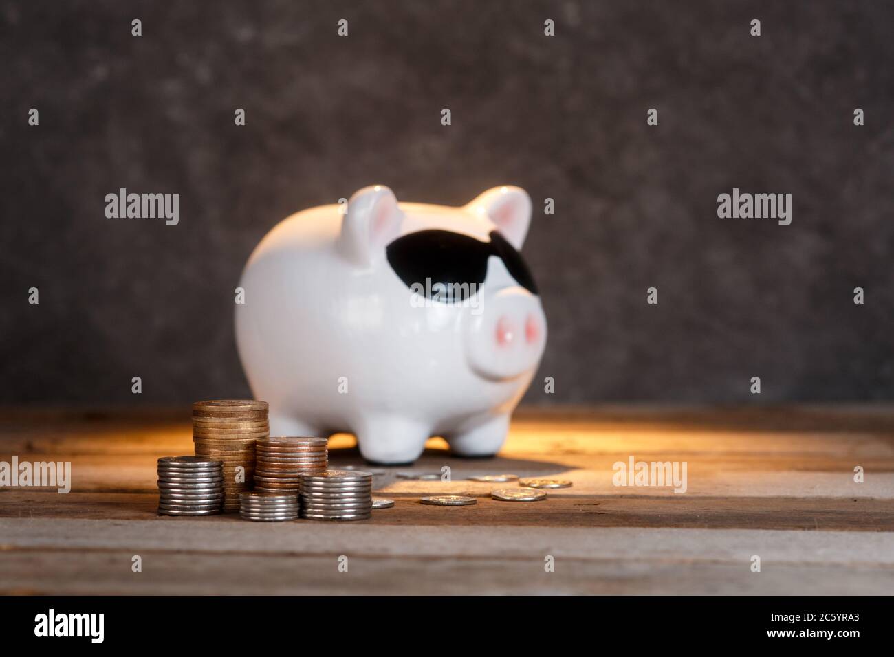 accumulo di denaro. airbag finanziario. banca piggy con monete Foto Stock