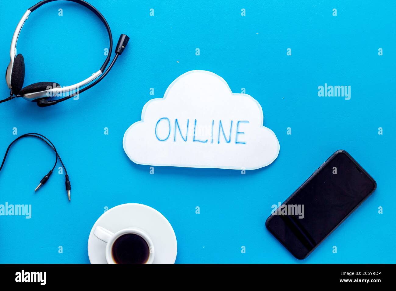 Concetto di networking online. Vista dall'alto del desktop Office Foto Stock