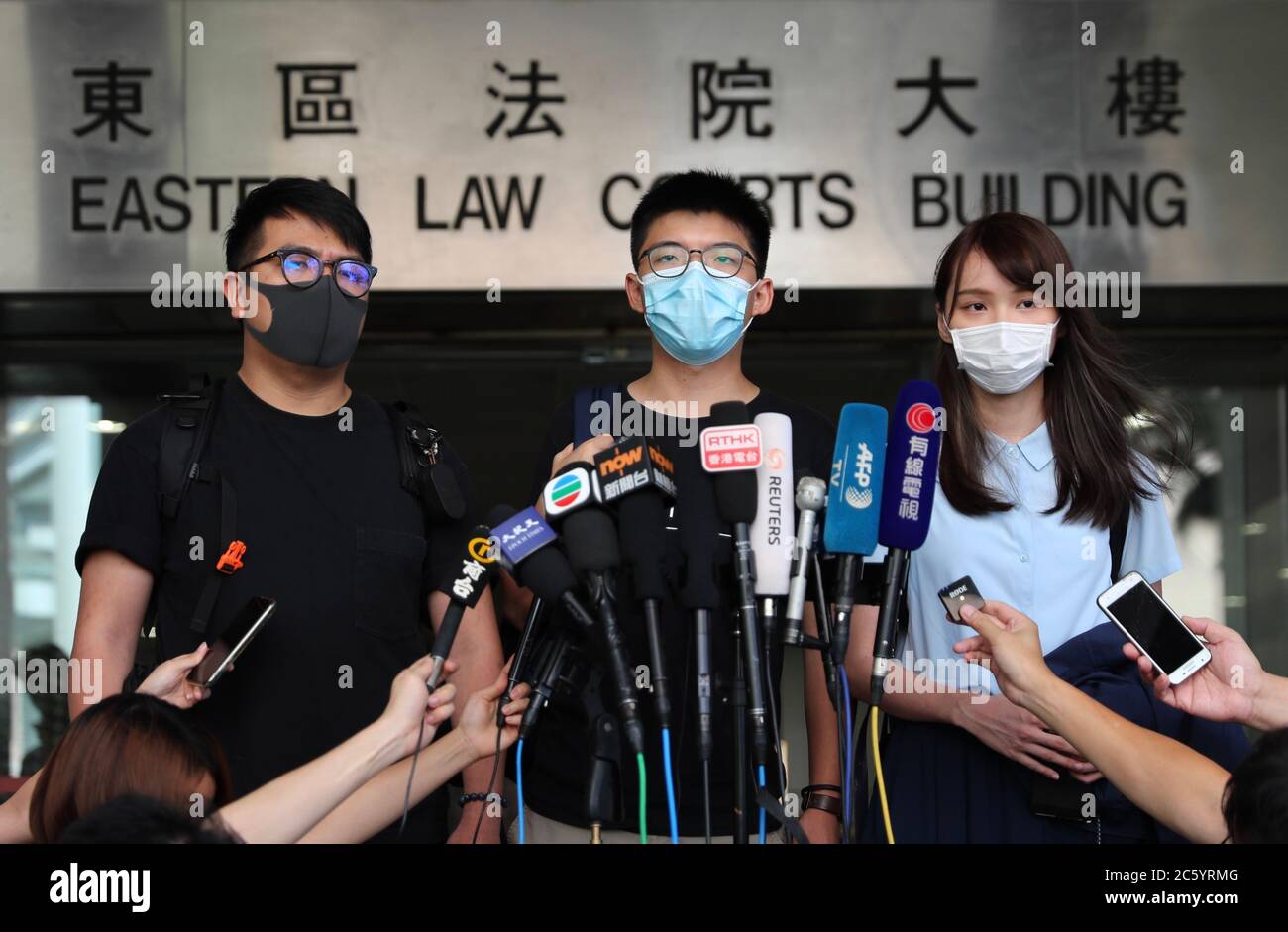 Hong Kong. 6 luglio 2020. JOSHUA WONG, chi-FUNG, æž-æœ-å½¥ LAM, LONG YIN, å‘¨åº- ANGUS CHOW, TING parlano ai media dopo la menzione alla Corte orientale che si trova di fronte a una serie di accuse di assemblea unalwful dal movimento democratico dell'anno scorso. Include: L'incitanza a prendere consapevolmente parte a un assembly non autorizzato; l'organizzazione di un assembly non autorizzato; la partecipazione consapevole a un assembly non autorizzato. Agnes Chow si è dichiarato colpevole; Joshua Wong e Lam Long-yin hanno negato le cariche credito: May James/ZUMA Wire/Alamy Live News Foto Stock