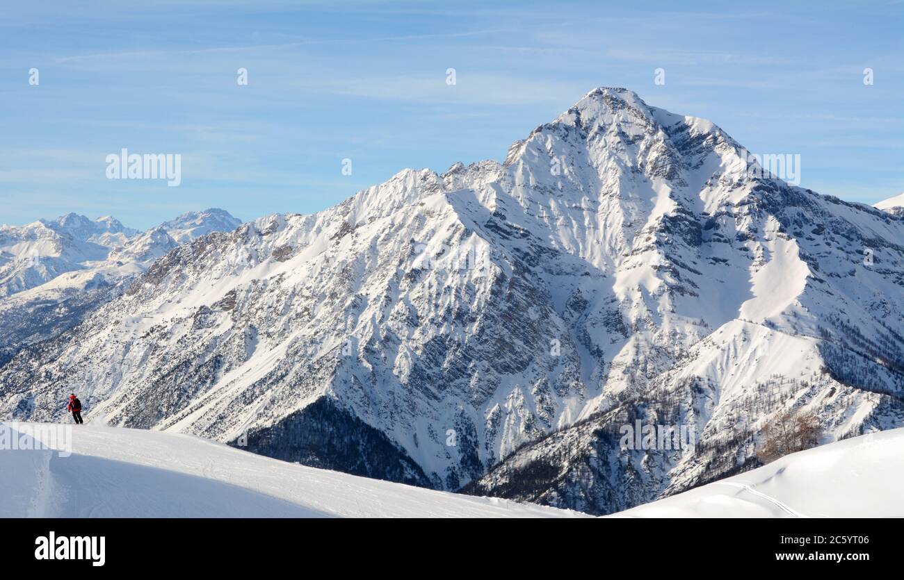 Il Monte Chaberton è alto 3,131 metri ed è una montagna nelle Alpi Cottiane, situata nel dipartimento francese delle Hautes-Alpes, ma si affaccia sulla Susa Foto Stock