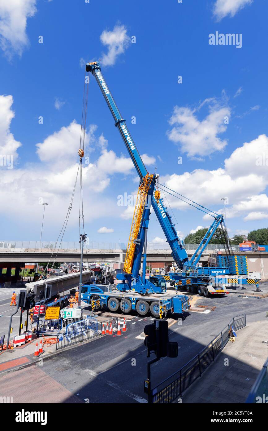 Gru Sarens che sono state rigate per sollevare sezioni di ponte, da Regent Street Flyover della A64M nel centro di Leeds Foto Stock