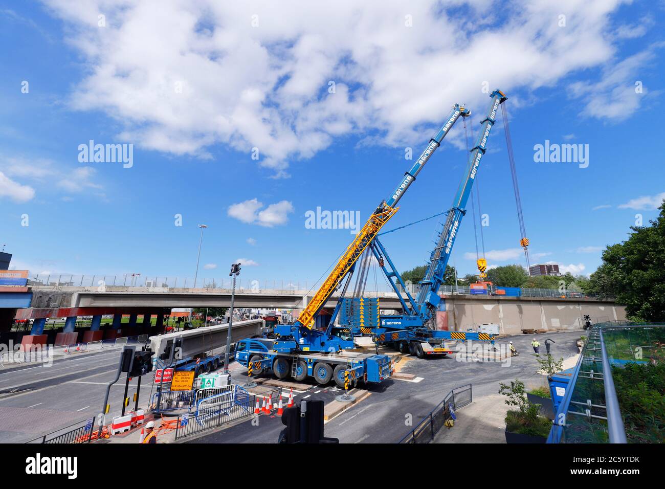 Gru Sarens che sono state rigate per sollevare sezioni di ponte, da Regent Street Flyover della A64M nel centro di Leeds Foto Stock