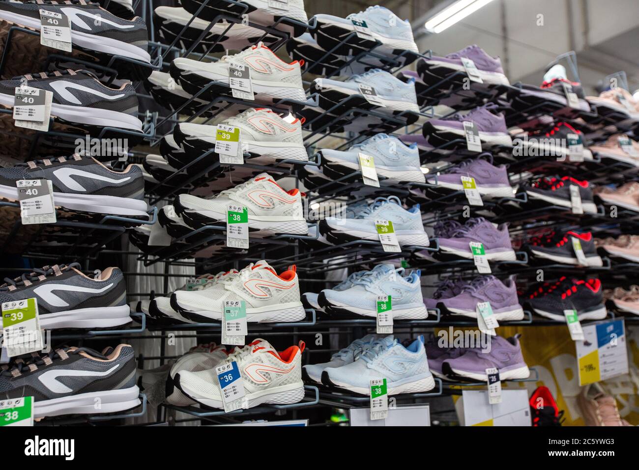 Un espositore da scaffale scarpe da corsa in un supermercato Foto stock -  Alamy