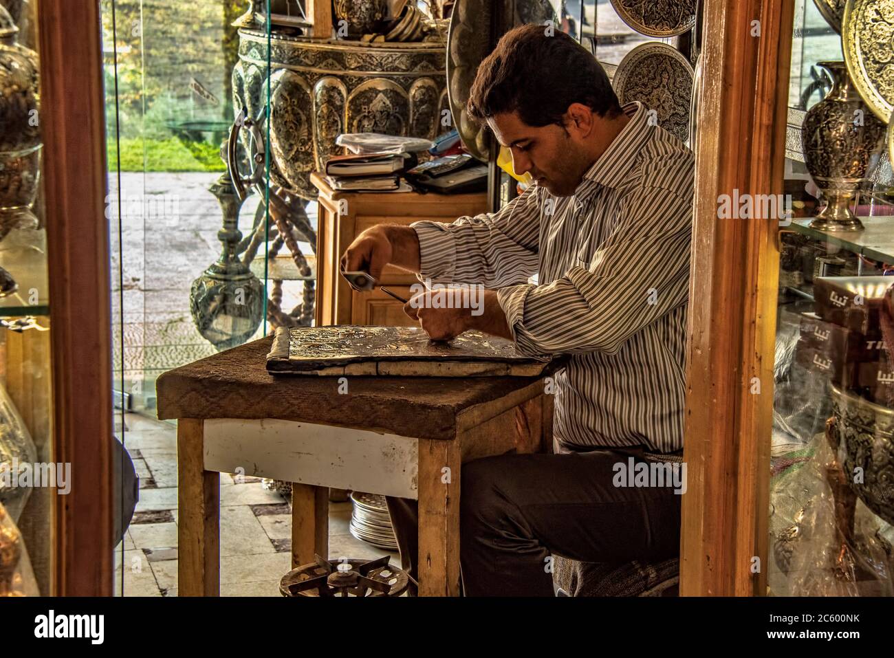 Artigianato di rame lavori e ceramica, Grand Bazaar, Isfahan, Iran Foto  stock - Alamy