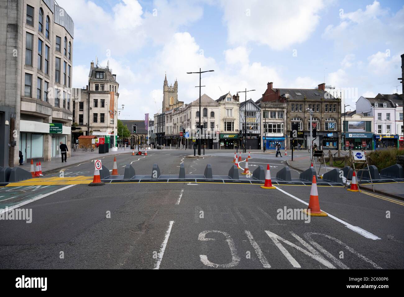 CARDIFF, REGNO UNITO - LUGLIO 05: Misure di allontanamento sociale e barriere stradali su Castle Street, che è stata pedonata durante il coronavirus Foto Stock