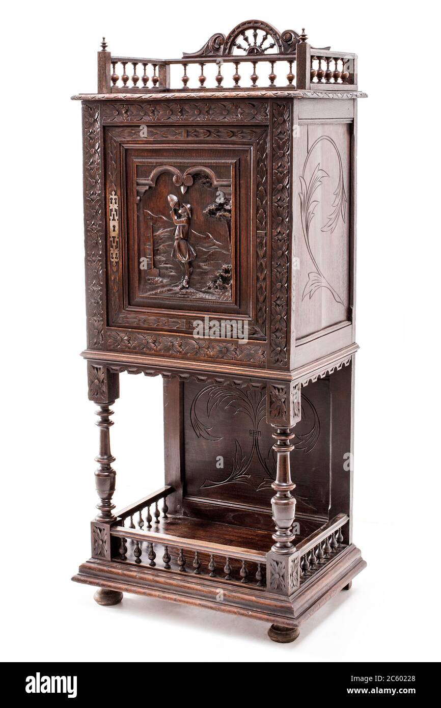 Cucina antica credenza della fine del XIX secolo su uno sfondo bianco. Foto Stock