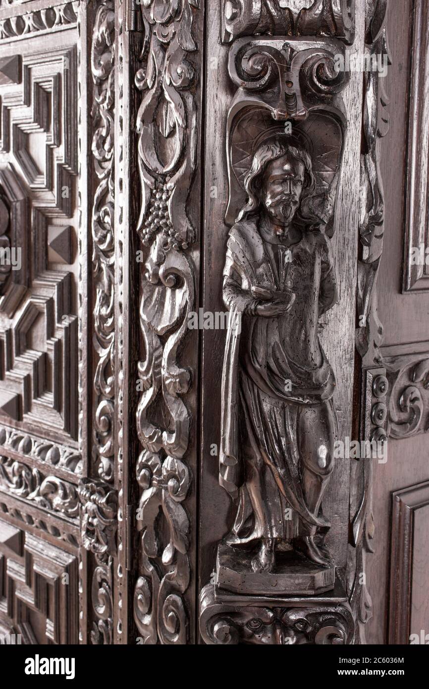 Parte del vecchio armadio come esempio di bel sfondo di scultura in legno. Foto Stock