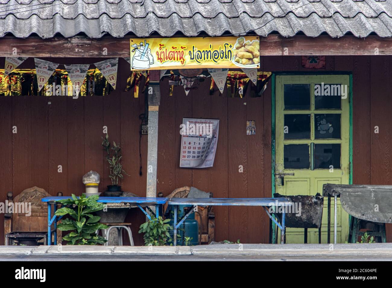 SAMUT PRAKAN, THAILANDIA, Apr 11 2020, UN tavolo vuoto per il latte di soia e Padnoongo vendita di fronte alla casa sulla strada. Foto Stock