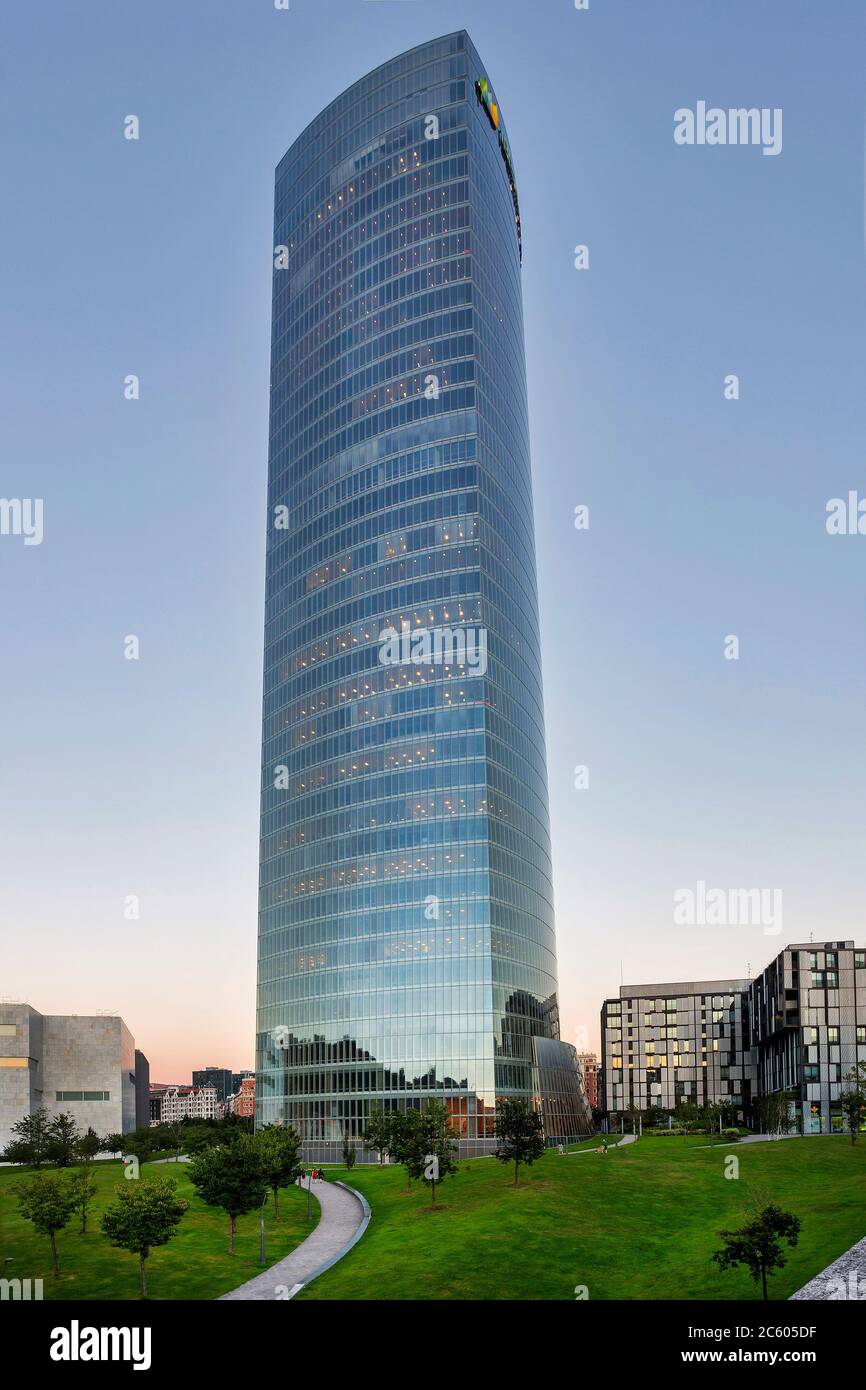 La Torre Iberdrola si trova a Bilbao, la più grande città dei Paesi Baschi, nel nord della Spagna. Foto Stock