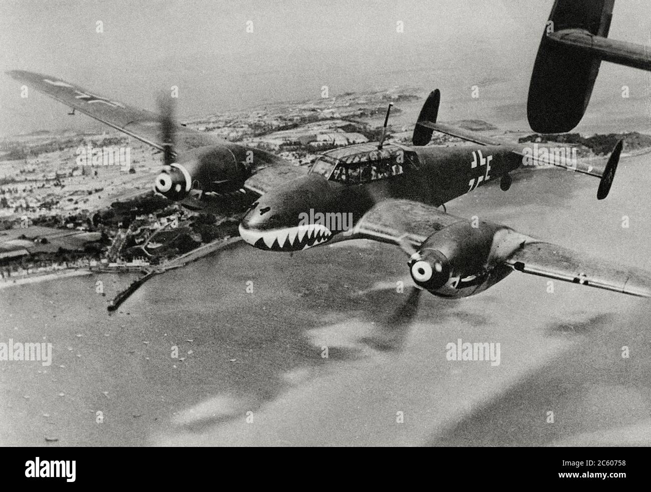 Un gemello tedesco ha spinto Messerschmitt BF 110 bombardiere, soprannominato "Fliegender Haifisch" (Flying Shark), sulla Manica, nell'agosto del 1940. Foto Stock