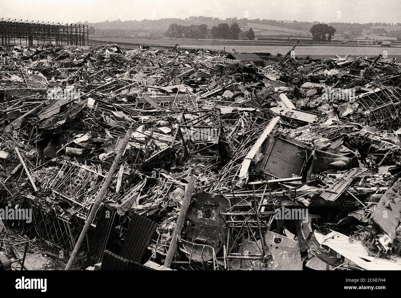 Un enorme cumulo di rottami dove gli aerei tedeschi, portati giù sopra la Gran Bretagna, sono stati scaricati, fotografati il 27 agosto 1940. Il gran numero di aerei nazisti Foto Stock