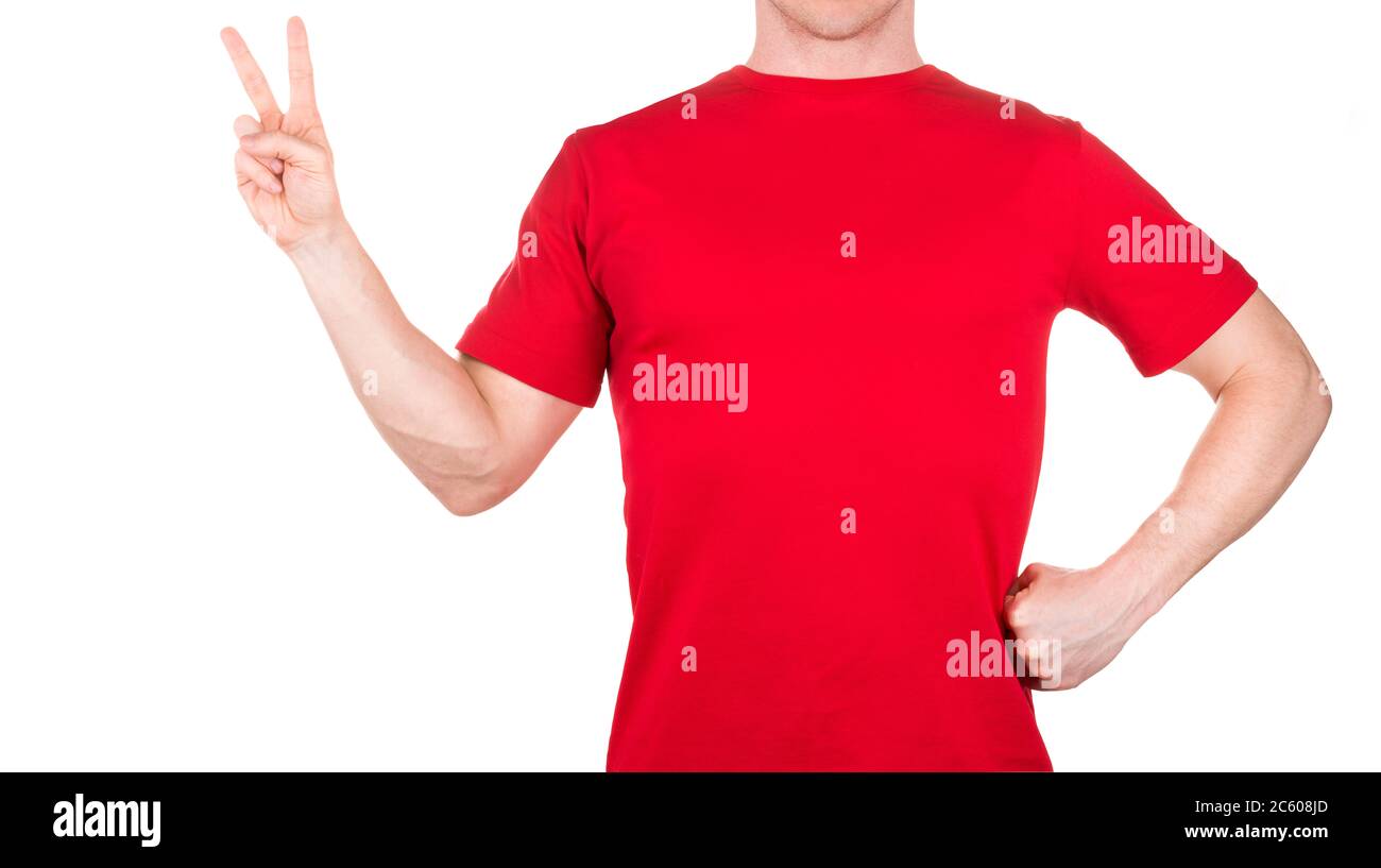 Uomo in maglietta rossa con due dita in alto nel simbolo della pace o della  vittoria Foto stock - Alamy