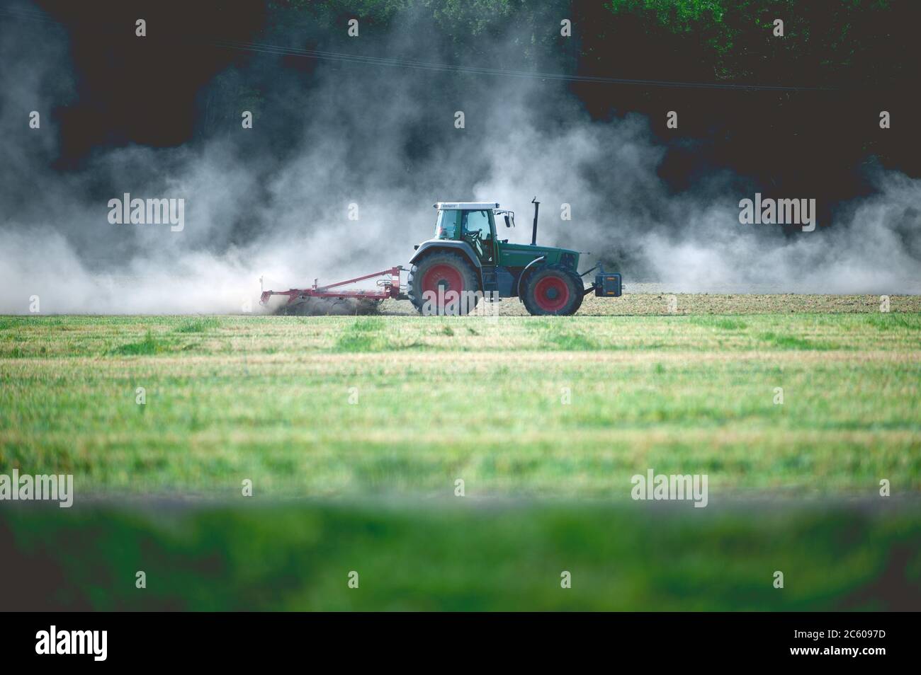 Germania, giugno 2020. Aratura del trattore su campo asciutto. Foto Stock