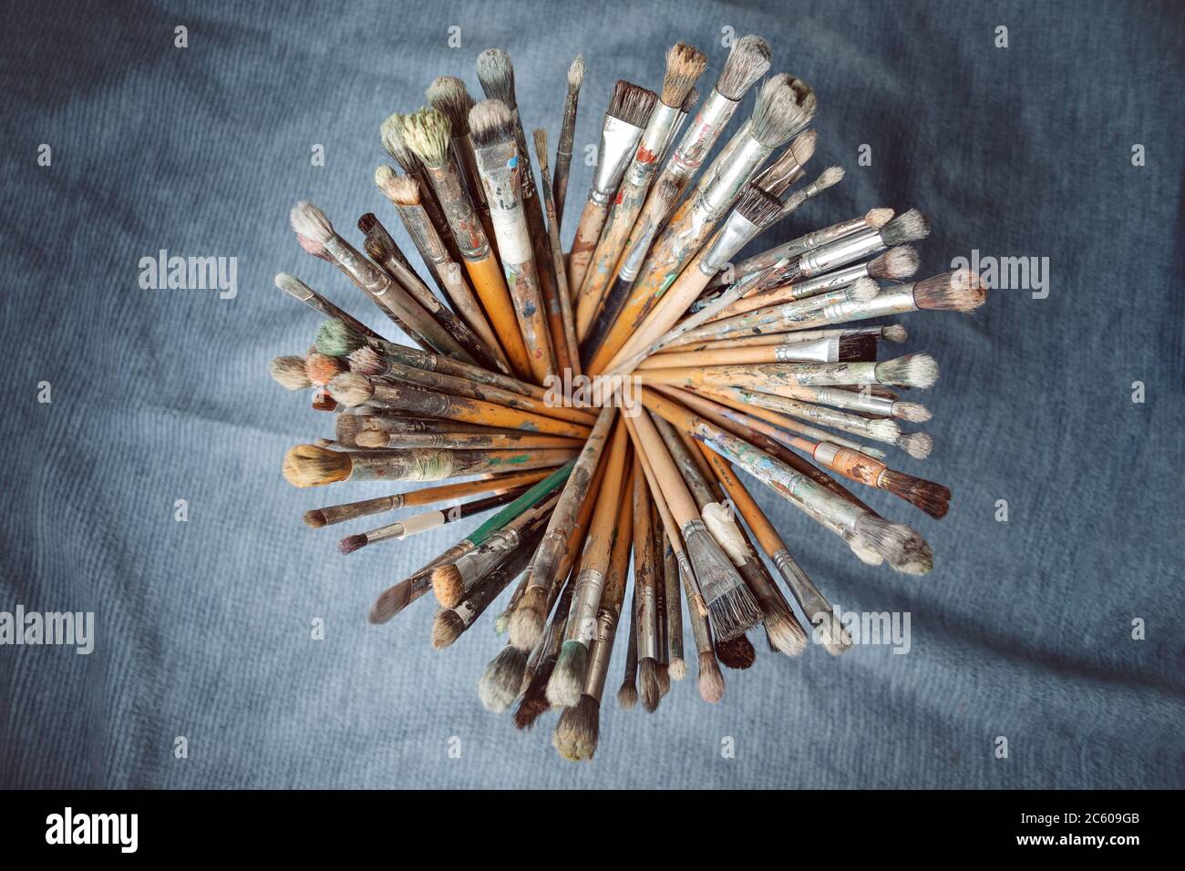 Un insieme di molti pennelli usati in un cerchio Foto Stock