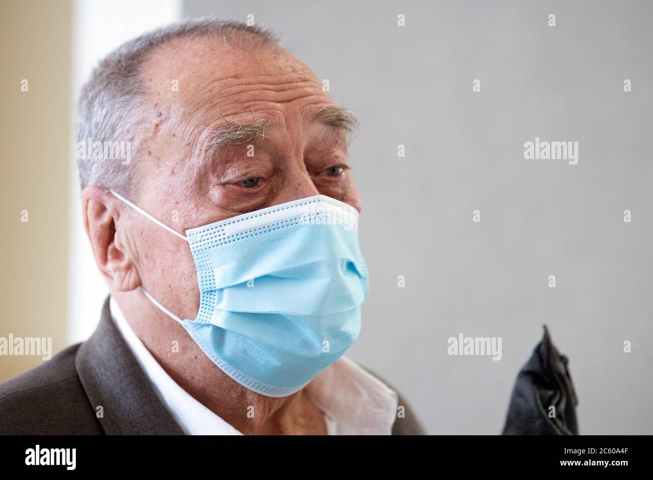 Duesseldorf, Germania. 06 luglio 2020. Günther Uecker, ARTISTA ZERO, dà interviste nel corridoio del tribunale distrettuale mentre attende l'inizio della prosa. Uecker è chiamato come testimone in un processo su un presunto quadro forgiato. Credit: Federico Gambarini/dpa/Alamy Live News Foto Stock