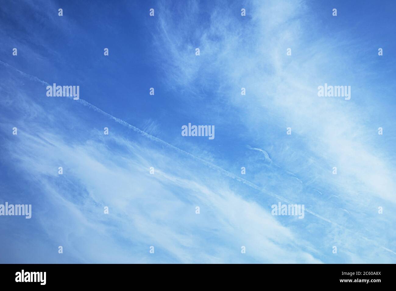 Cieli blu e segni di aeroplano del passato. Foto Stock
