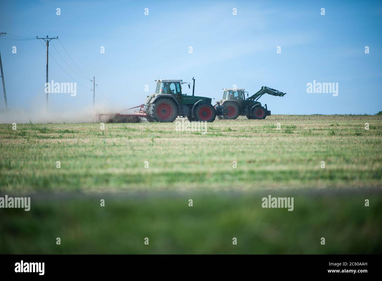 Germania, giugno 2020. Aratura del trattore su campo asciutto. Foto Stock