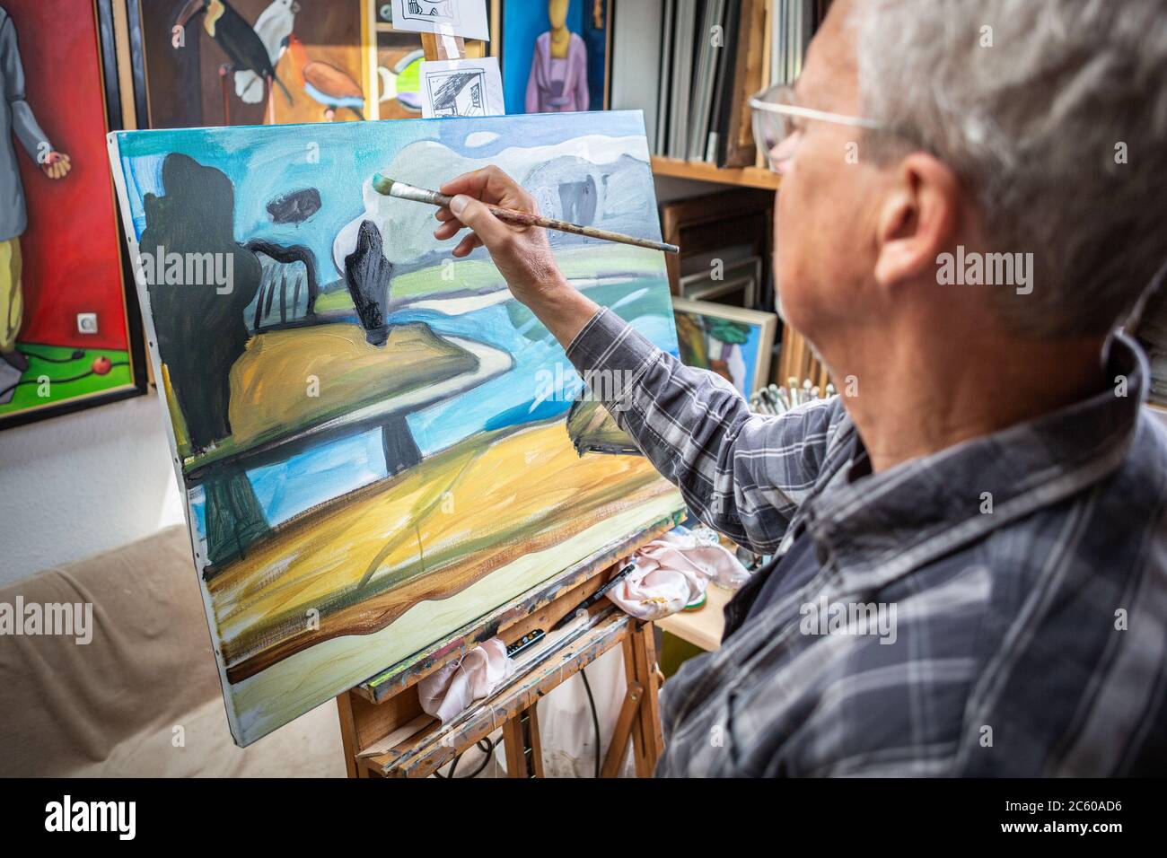 Uomo anziano pittura su tela Foto Stock