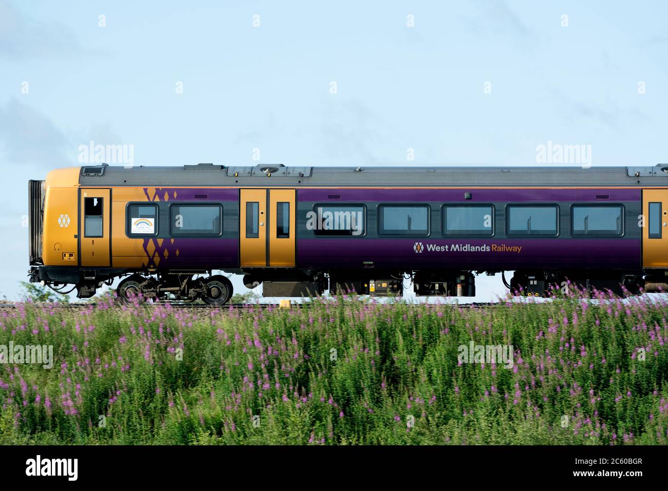 West Midlands Ferrovia classe 172 treno diesel, vista laterale, Warwickshire, Regno Unito Foto Stock