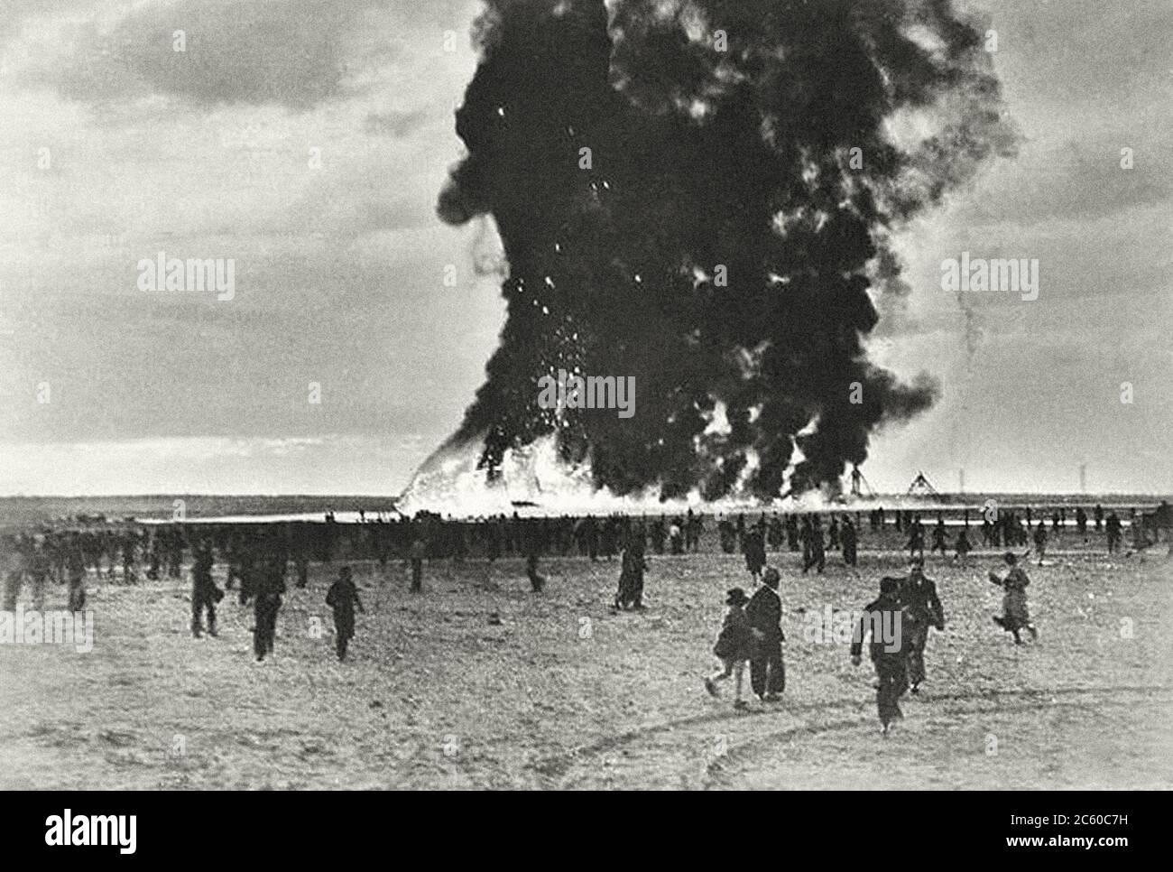 Esplosione di Hindenburg. Il dirigibile tedesco esplode sul suo approccio di atterraggio a Lakehurst Naval Air Station. Trentasei delle 97 persone a bordo sono state Foto Stock