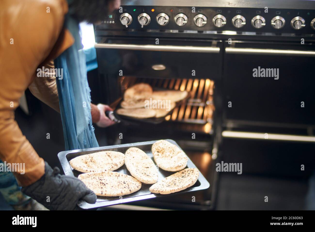 riscaldare il pane pita in forno sulla piastra da forno Foto stock - Alamy