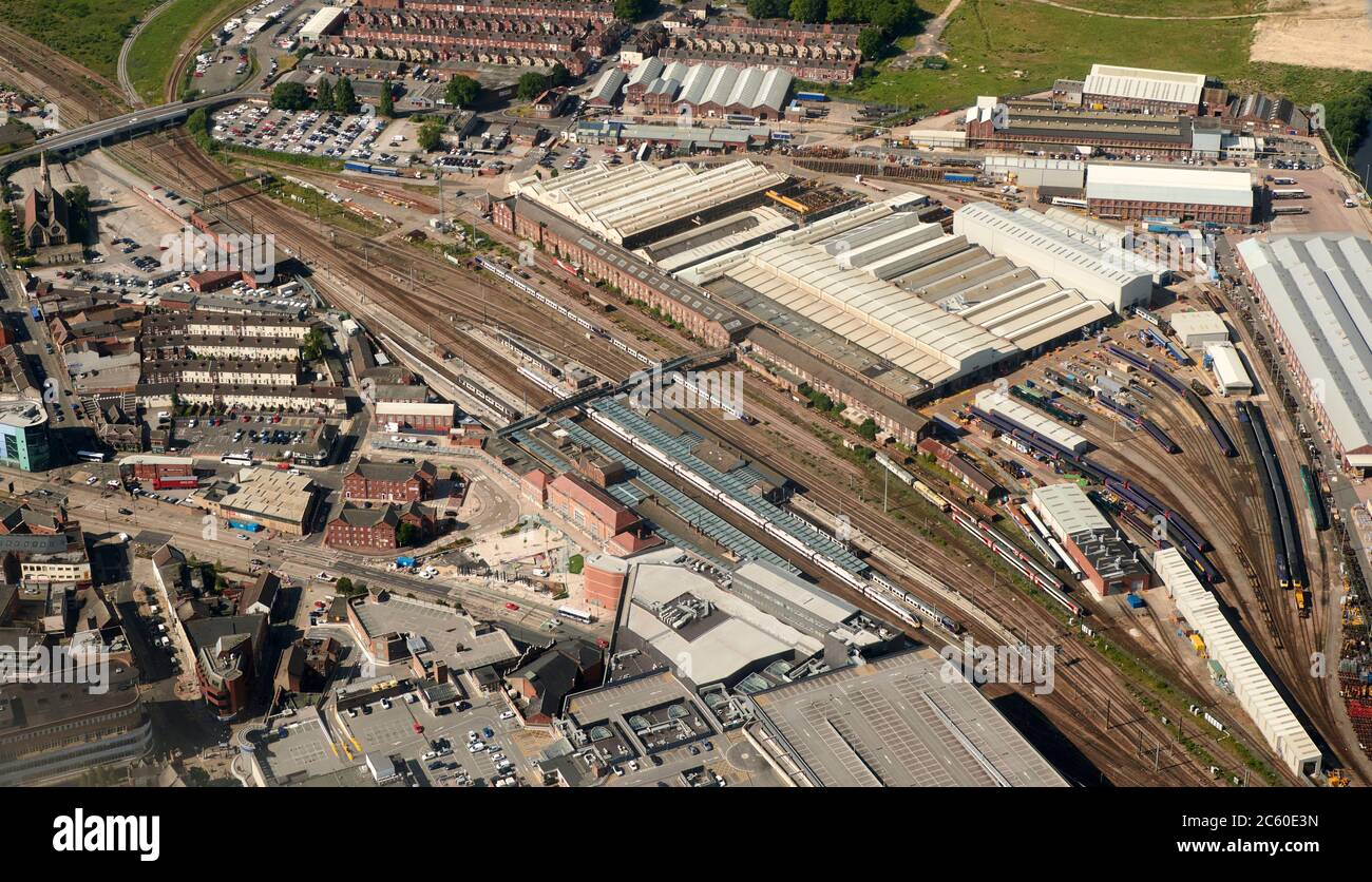 Una fotografia aerea della stazione ferroviaria di Doncaster e delle opere di Wabtec, South Yorkshire, Inghilterra del Nord, Regno Unito Foto Stock