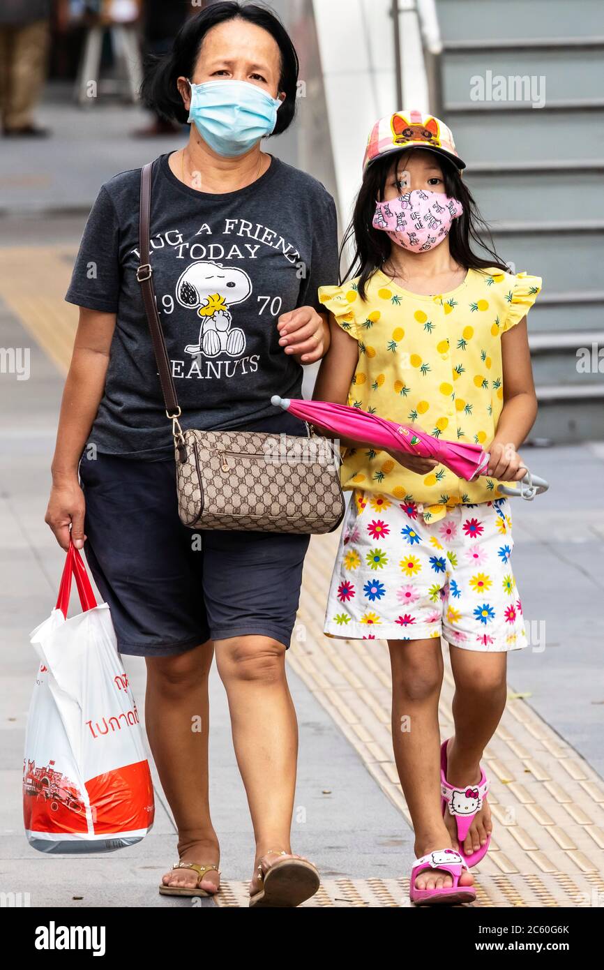 Madre e figlia indossano la maschera facciale durante la pandemia del covid 19, Bangkok, Thailandia Foto Stock