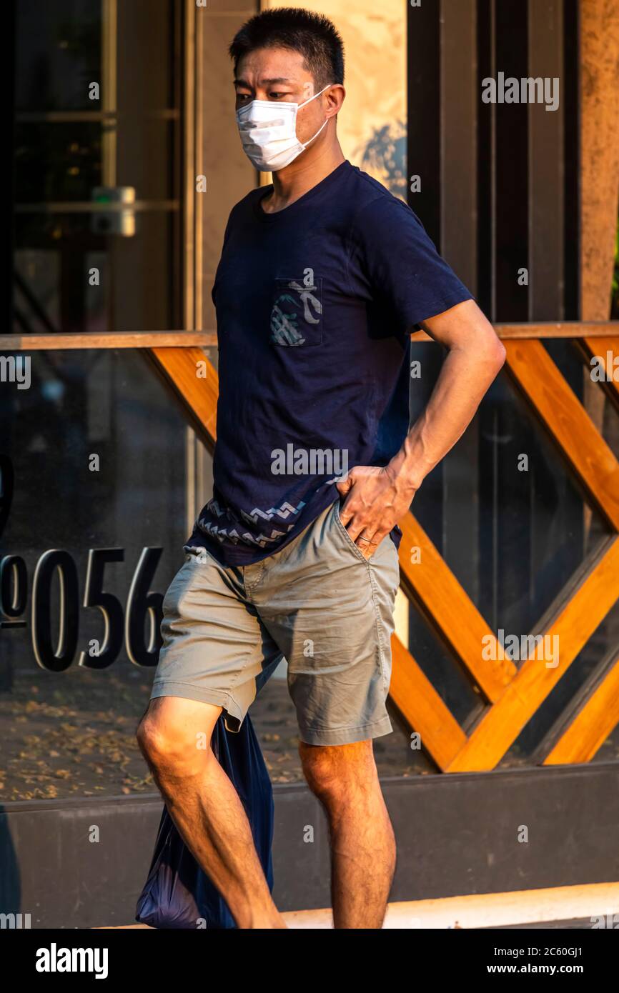 Uomo che indossa la maschera durante la covid 19 pandemic, Bangkok, Thailandia Foto Stock