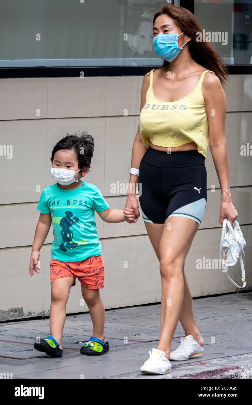 Madre e figlia indossano la maschera facciale durante la pandemia del covid 19, Bangkok, Thailandia Foto Stock