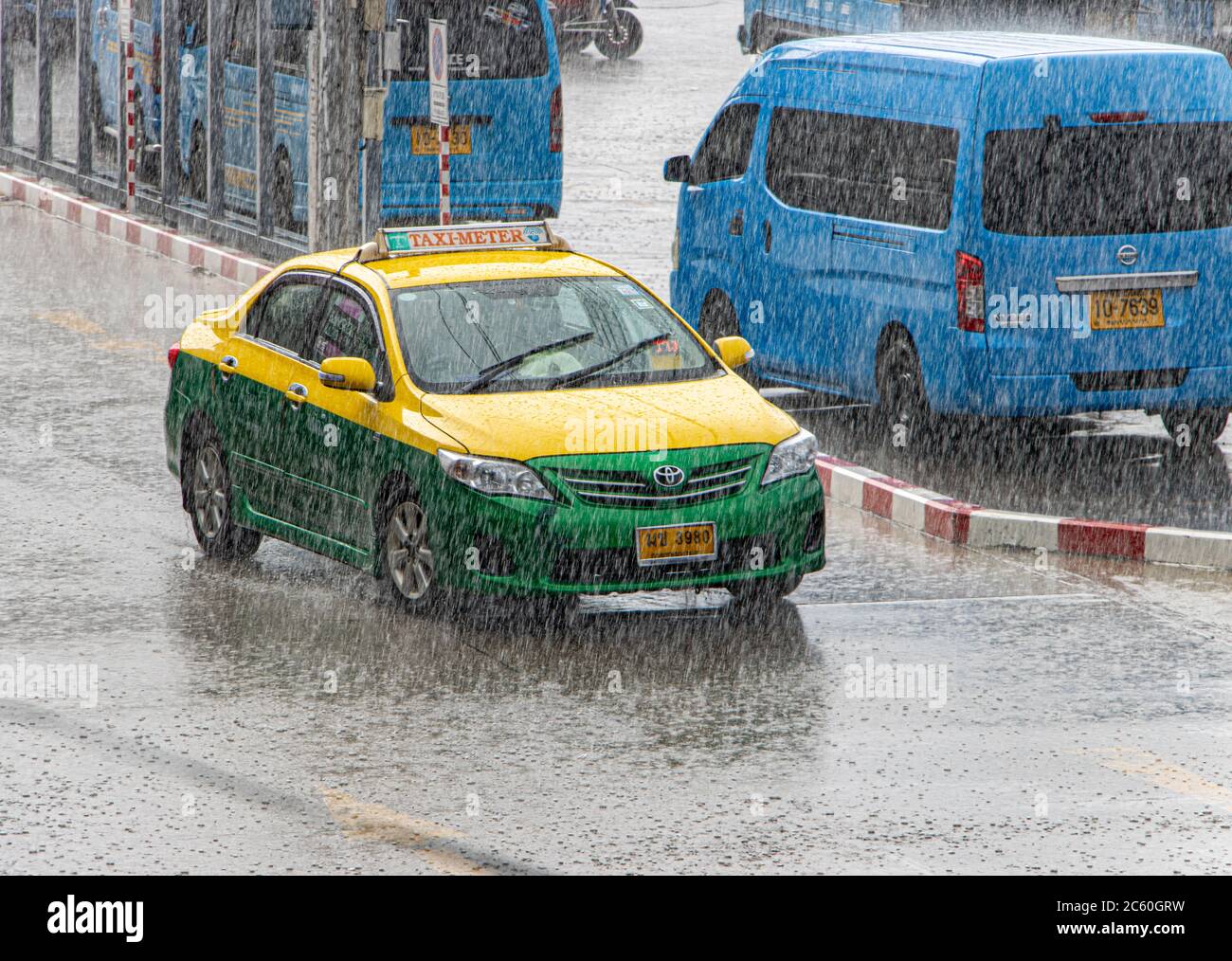 SAMUT PRAKAN, THAILANDIA, 15 2020 GIUGNO, un giro in taxi sulla strada bagnata durante una pioggia pesante. Foto Stock