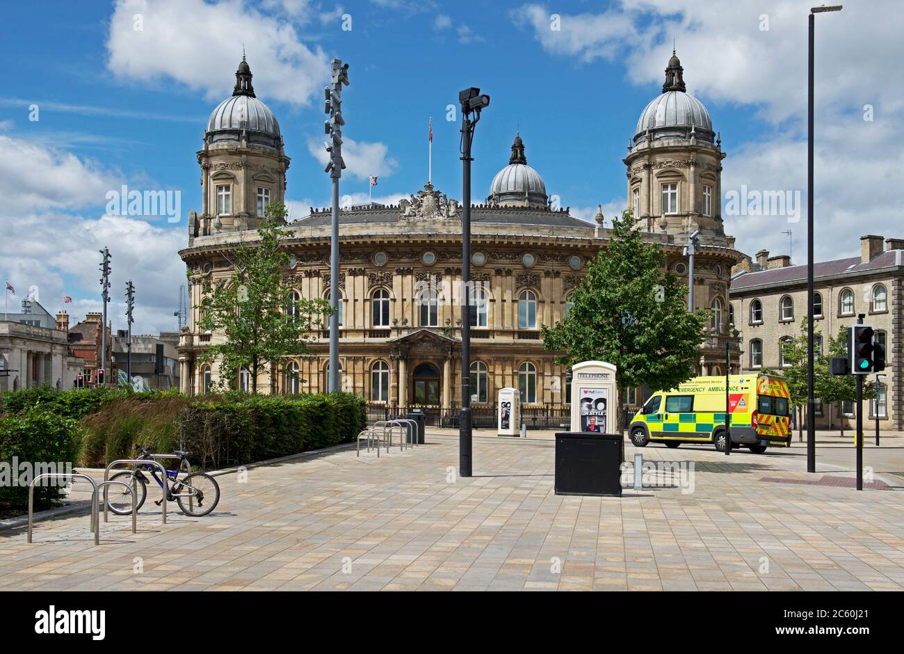 Ambulanza passando il Maritime Museum, Hull, Humberside, East Yorkshire, Inghilterra Regno Unito Foto Stock