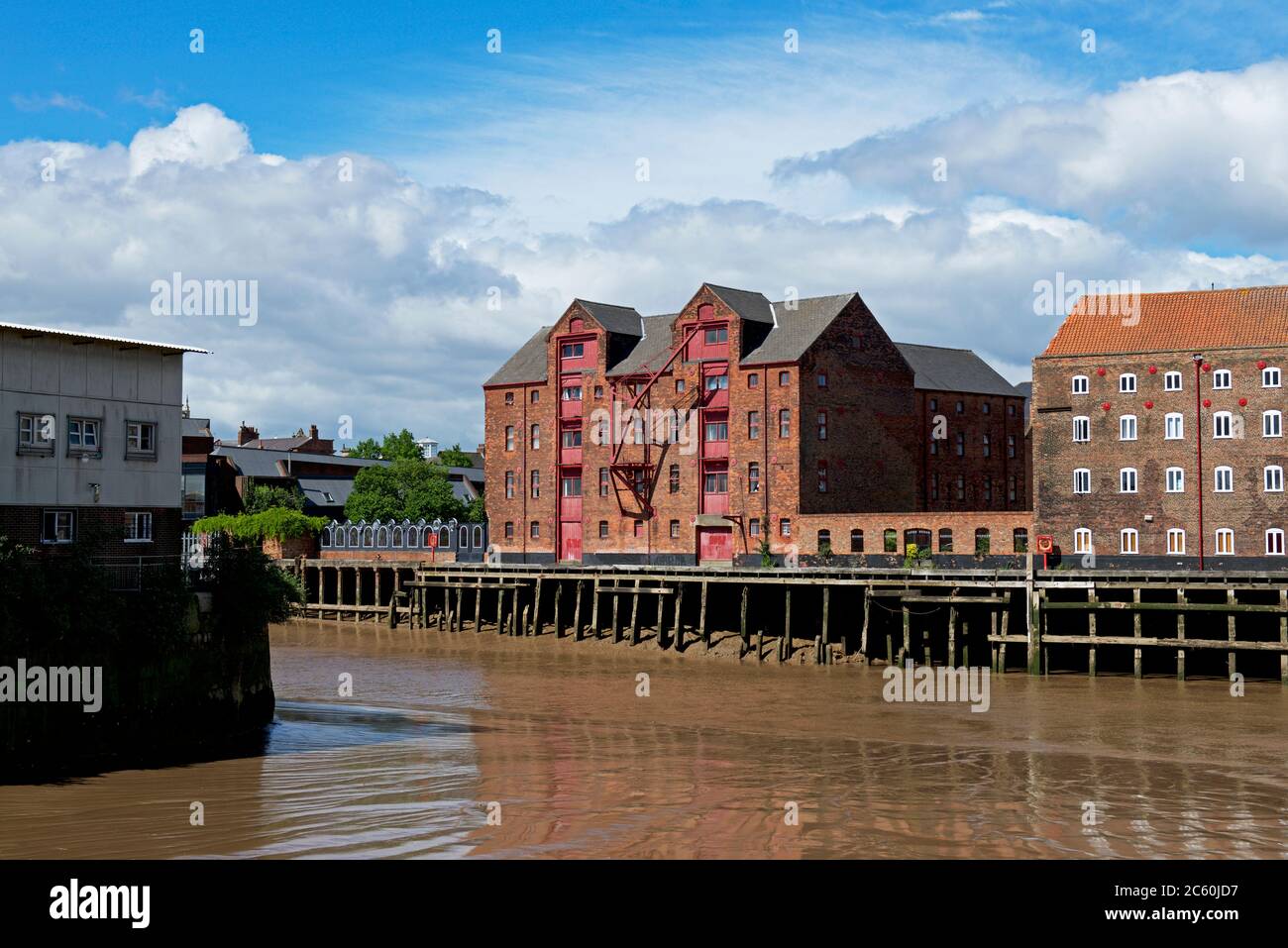Magazzini che si affacciano sul fiume Hull, Hull, Humberside, East Yorkshire, Inghilterra Regno Unito Foto Stock