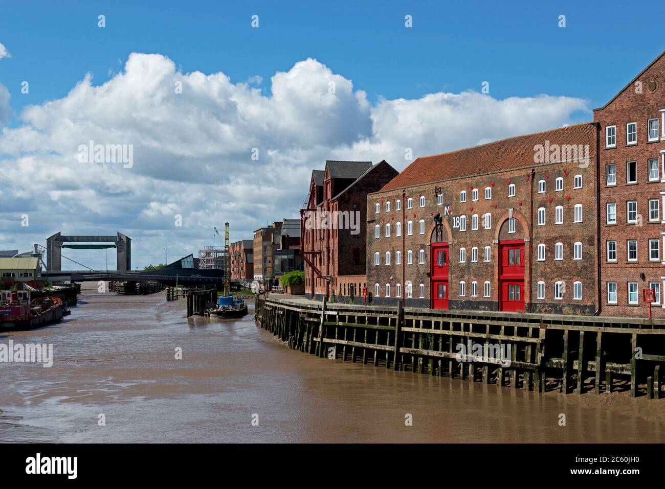 Magazzini che si affacciano sul fiume Hull, Hull, Humberside, East Yorkshire, Inghilterra Regno Unito Foto Stock