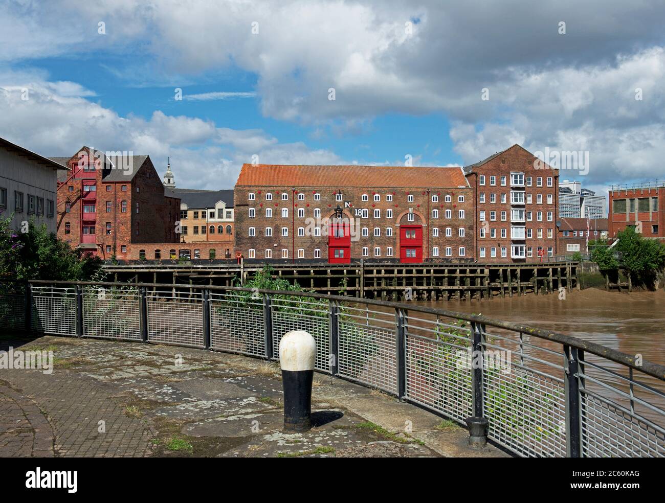 Magazzini che si affacciano sul fiume Hull, Hull, Humberside, East Yorkshire, Inghilterra Regno Unito Foto Stock