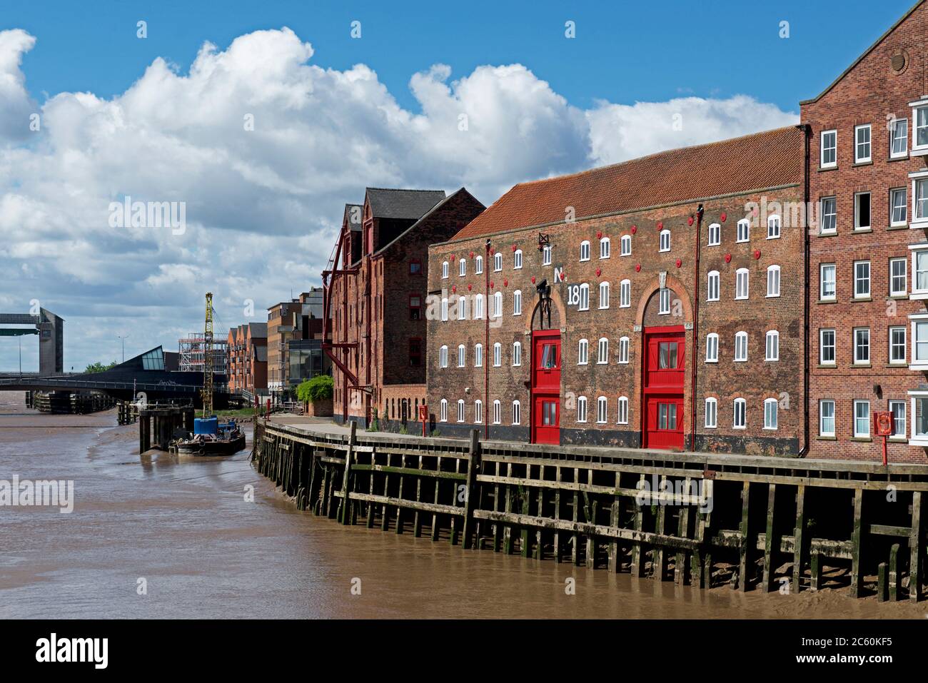 Magazzini che si affacciano sul fiume Hull, Hull, Humberside, East Yorkshire, Inghilterra Regno Unito Foto Stock