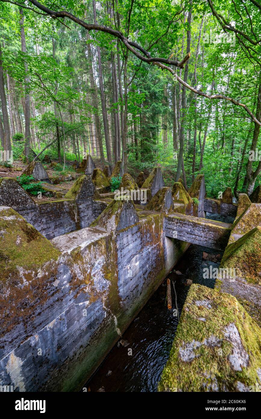 Resti del Westwall sopra la Grölisbach, vicino a Roetgen, 100 metri di lunghezza barriera anticarro attraverso una piccola valle, costruito 1939, Eifel, NRW, Germania Foto Stock