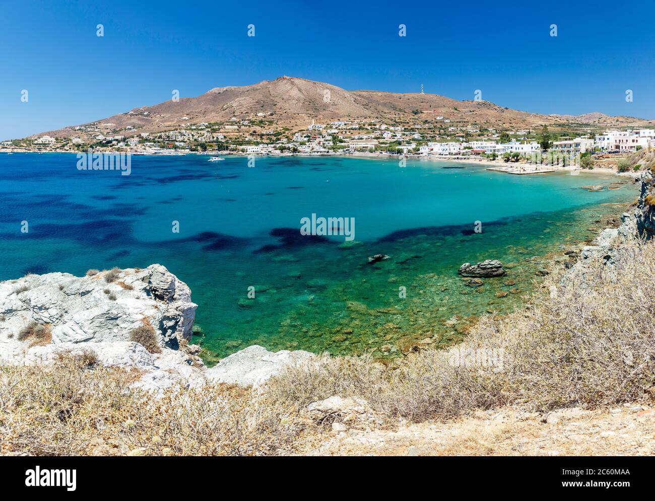 Costa di Finikas, una delle più famose località turistiche estive dell'isola di Syros, Cicladi, Grecia, Europa Foto Stock