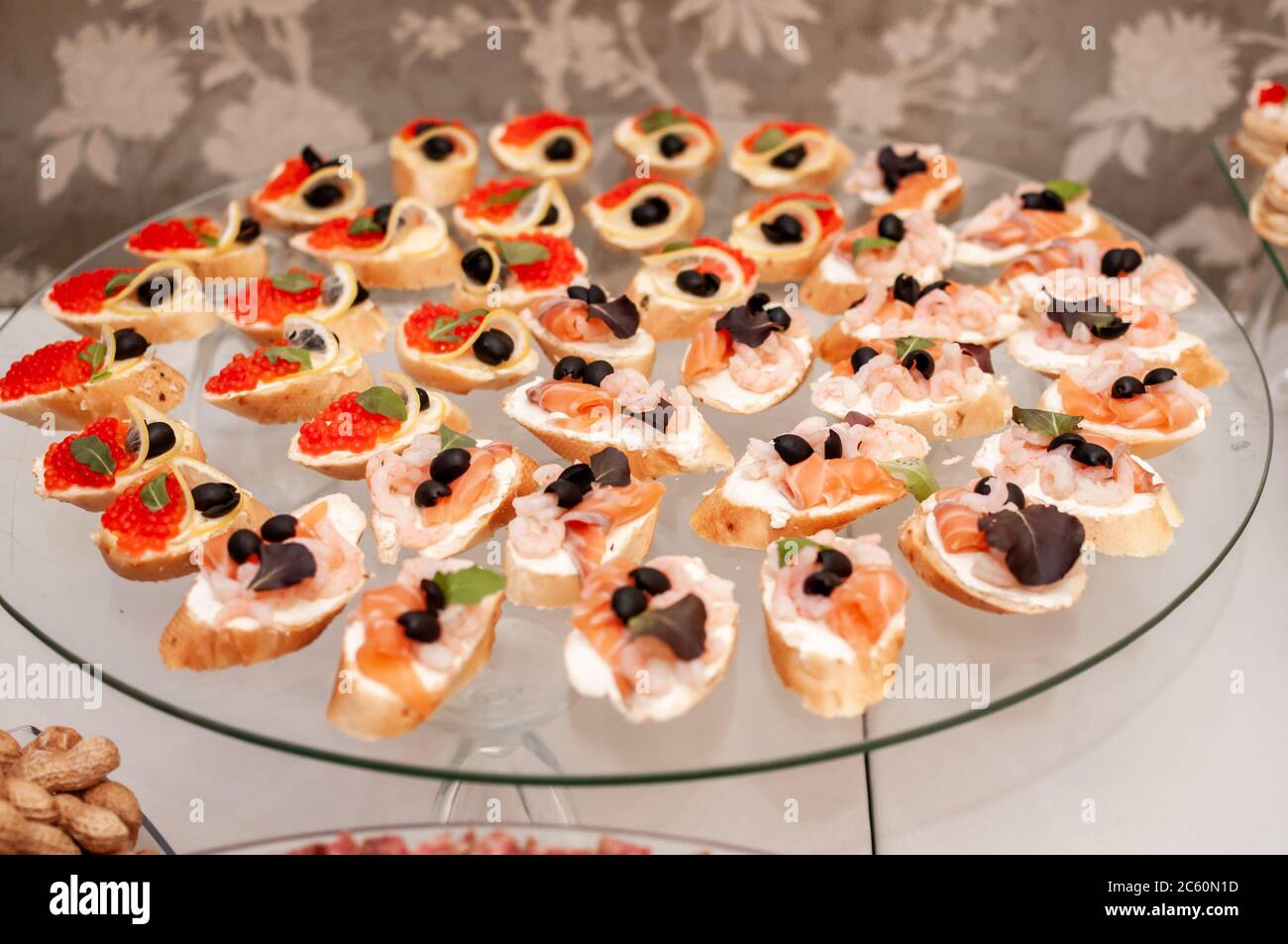 canapes con salmone, gamberi e olive e canapes con caviale rosso Foto Stock