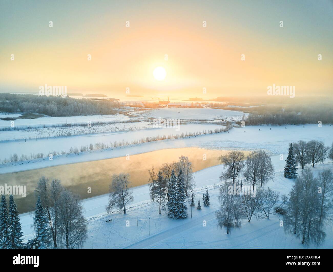Vista aerea del fiume Pielisjoki in inverno sullo sfondo del tramonto, Joensuu, Finlandia. Foto Stock