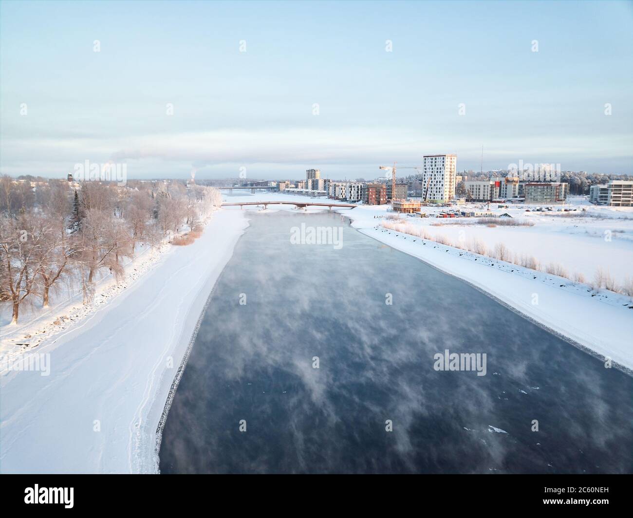 Vista aerea del fiume Pielisjoki in inverno, Joensuu, Finlandia. Foto Stock