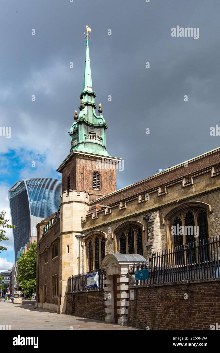 Tutti i Hallows dalla chiesa della Torre con 20 Fenchurch Street (la Walkie-Talkie) sullo sfondo. Città di Londra Foto Stock