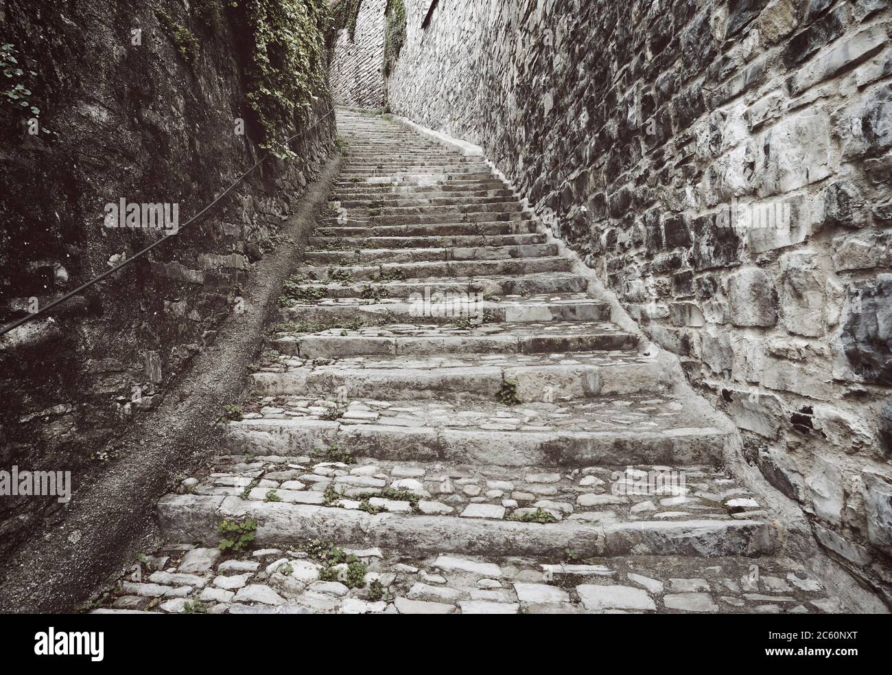 Antica scalinata in pietra in Italia Foto Stock