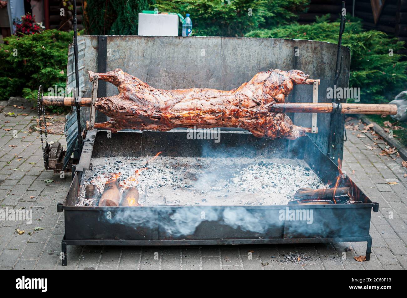 La carcassa del vitello viene cotta sulla griglia, ruota su uno spiedo Foto Stock