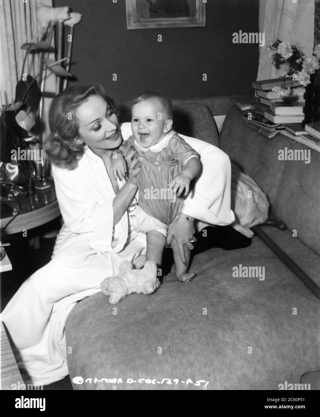 MARLENE DIETRICH e BABY COREY sul set candid durante le riprese DELLA SIGNORA È DISPOSTO 1942 regista MITCHELL LEISEN Columbia Pictures Foto Stock