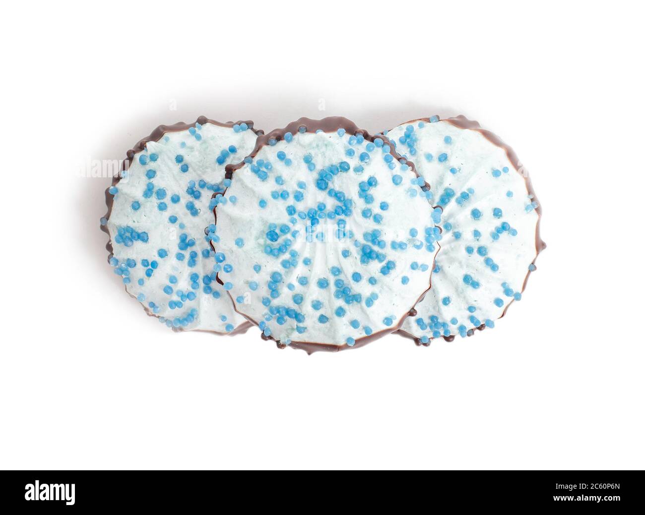Marshmallows di cocco blu con cioccolato su sfondo bianco, isolato Foto Stock